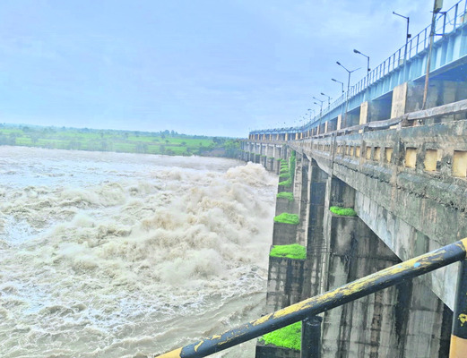 జూరాలకు 2 లక్షల క్యూసెక్కుల ఇన్ఫ్లో 3