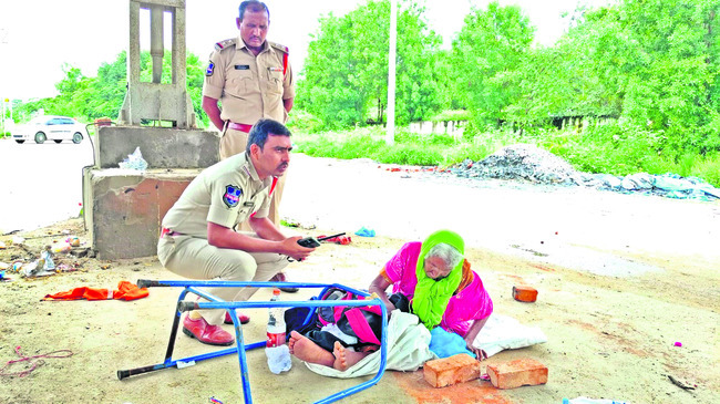 మానవత్వం చాటారు1