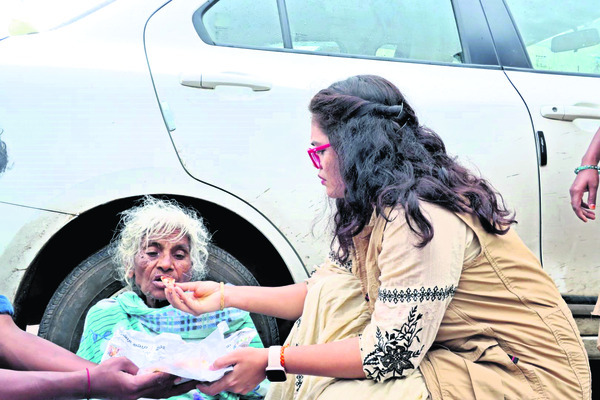 మానవత్వం చాటారు1