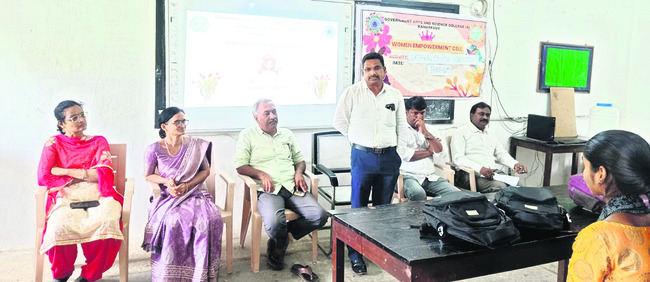 ఆర్ట్స్ కళాశాలలో బ్యూటీషియన్ సర్టిఫికెట్ కోర్సు
1