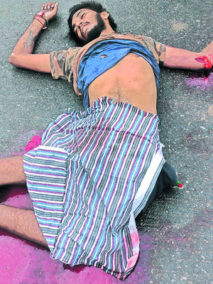 లారీ ఢీ కొని యువకుడి మృతి1