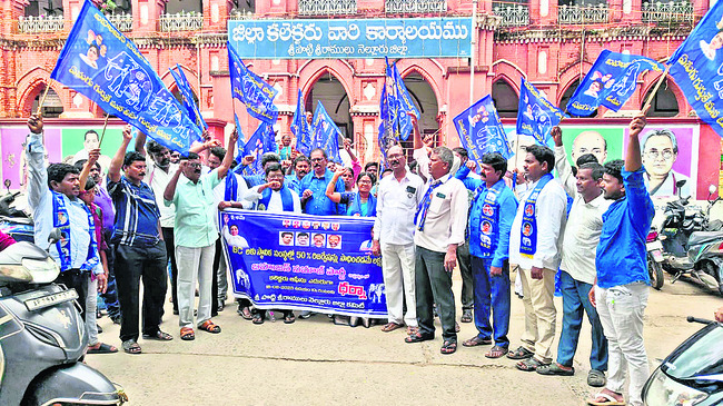 పోటెత్తి.. వినతులందించి..1