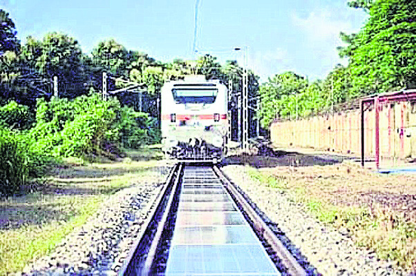రైలు పట్టాలపై సౌర విద్యుత్‌ ఉత్పాదన 1