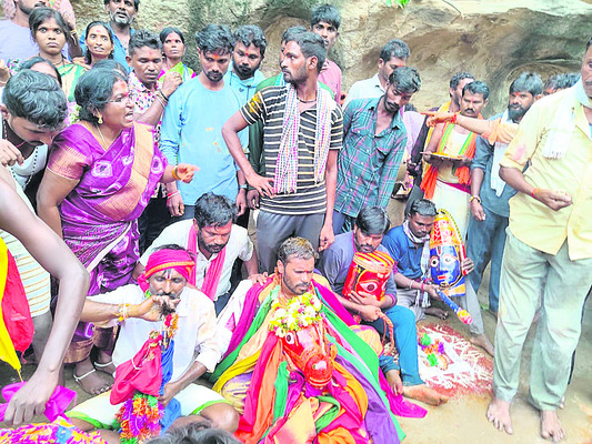 యూరియా కోసం బారులు 3