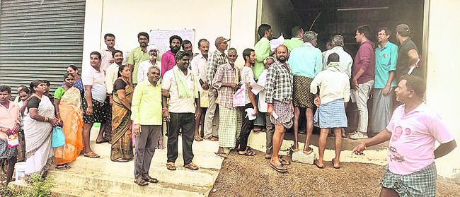 యూరియా కోసం బారులు 5