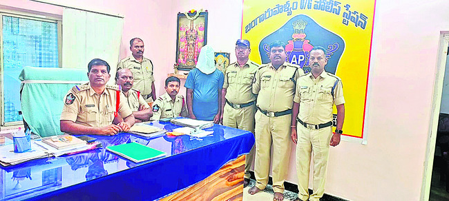 భార్య హత్య కేసులో భర్త అరెస్టు 
1
