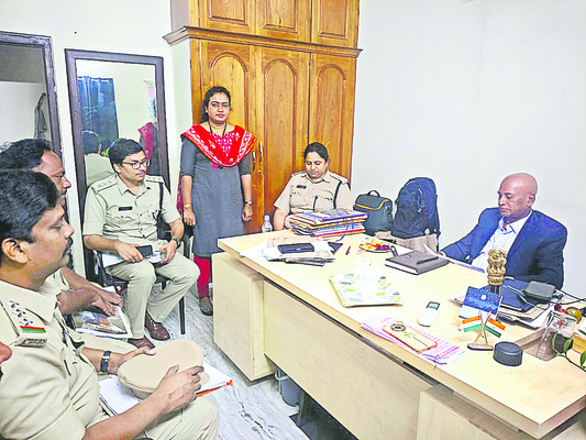 ఉండవల్లిని కలసిన వైఎస్సార్ సీపీ మాజీ 1
