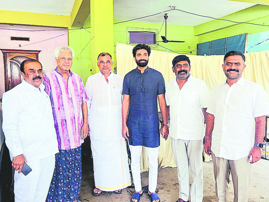 ఉండవల్లిని కలసిన వైఎస్సార్ సీపీ మాజీ 2