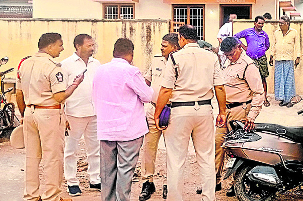 తిరగబడ్డ తెలుగు తమ్ముళ్లు 1