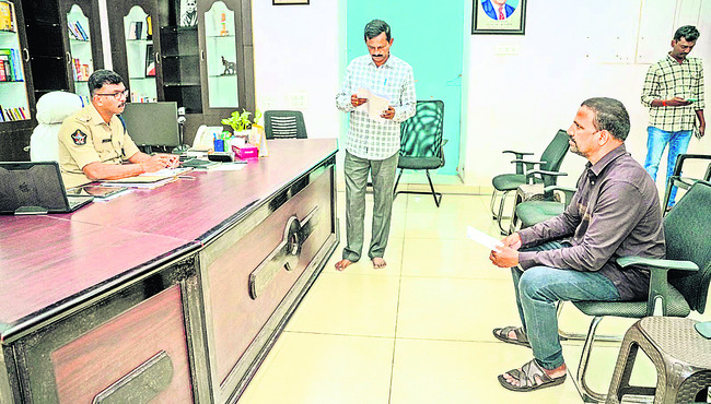 ఆలస్యంగా వస్తూ!1