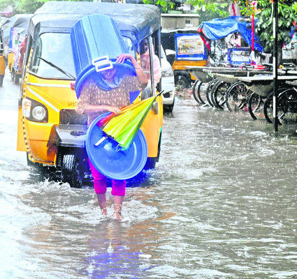 వర్షం ఆగి.. వెతలు మిగిలి1
