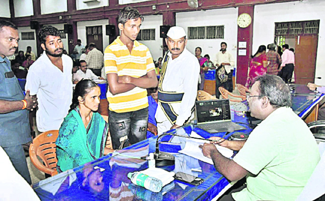 ముగ్గురు అధికారులపై కలెక్టర్‌ ఆగ్రహం1