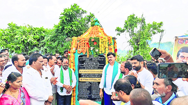 సీలింగ్ భూములకు పట్టాలు..1