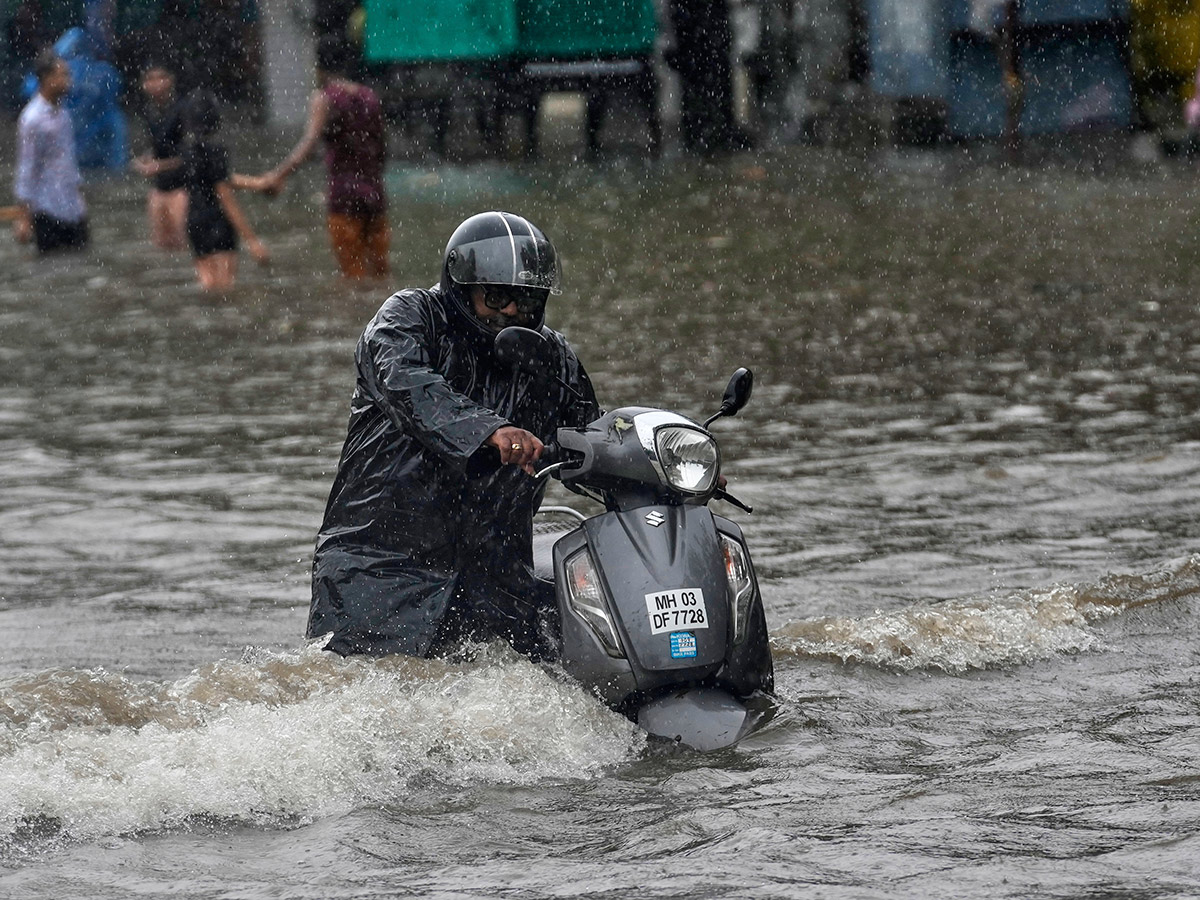 Heavy Rainfall in Mumbai Today Photos11