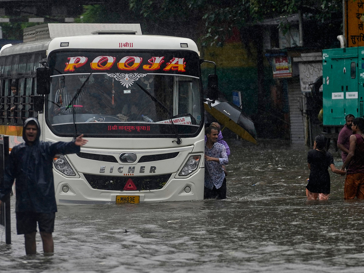 Heavy Rainfall in Mumbai Today Photos16