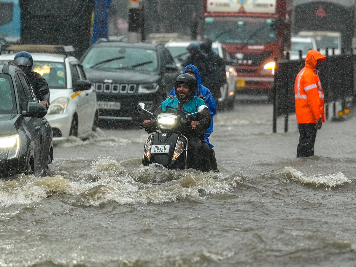 Heavy Rainfall in Mumbai Today Photos18