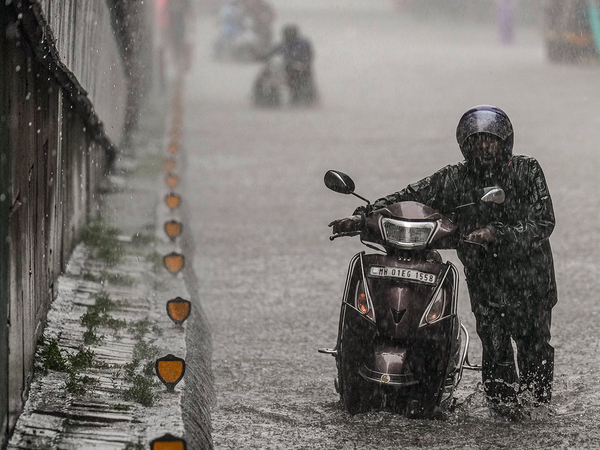 Heavy Rainfall in Mumbai Today Photos19