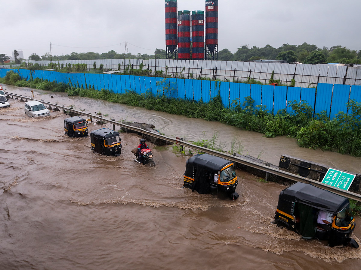 Heavy Rainfall in Mumbai Today Photos23