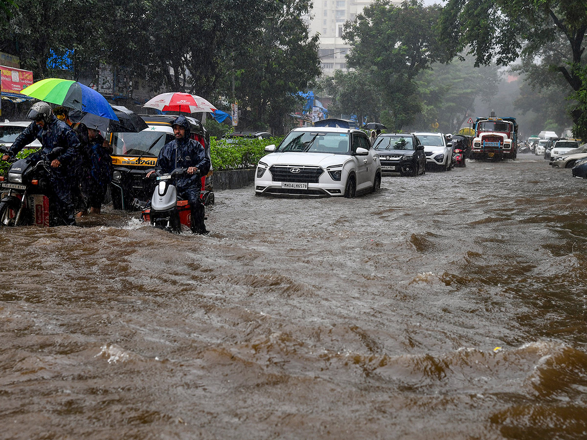Heavy Rainfall in Mumbai Today Photos6