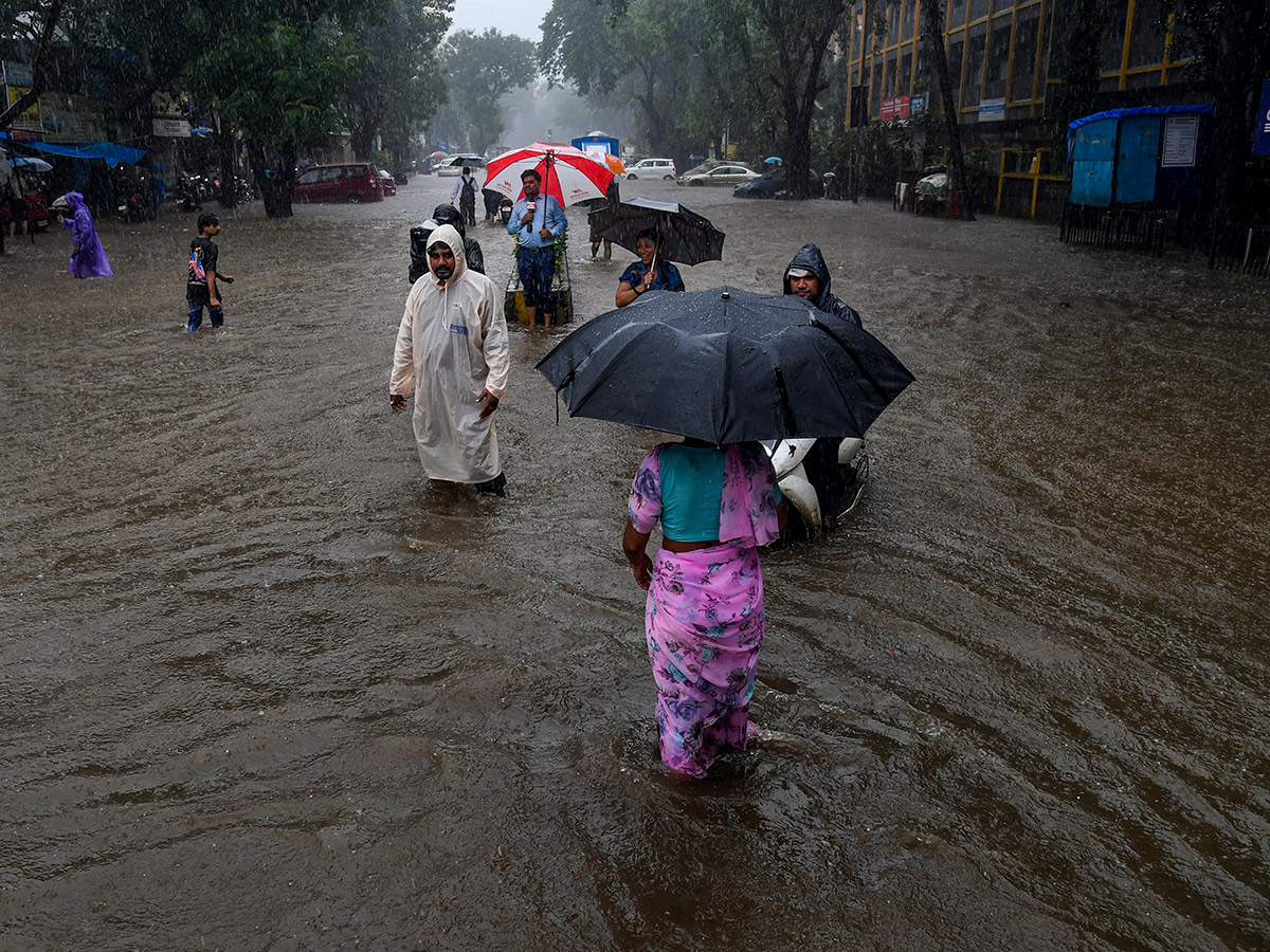 Heavy Rainfall in Mumbai Today Photos7