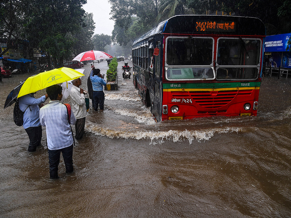 Heavy Rainfall in Mumbai Today Photos8