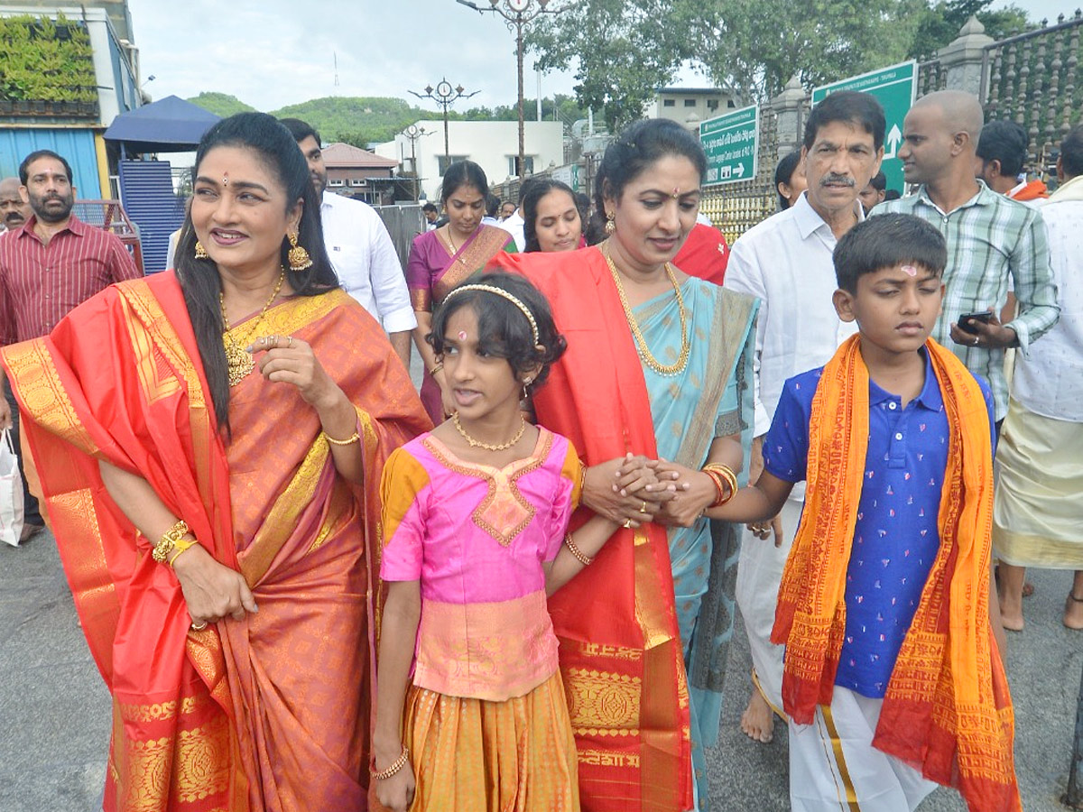 Tollywood Celebrities Visits Tirumala Tirupati Temple Photos3