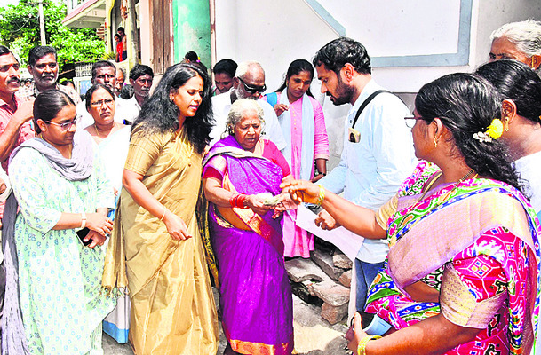 పింఛన్ల పంపిణీ ప్రారంభం 1