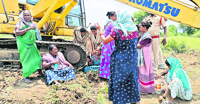 గిరిజన రైతులపై దౌర్జన్యమా... 2