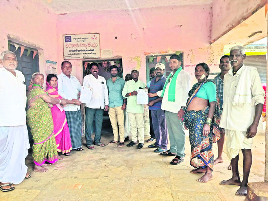 మాందాపూర్లో పింఛనుదారుల కష్టాలు
1