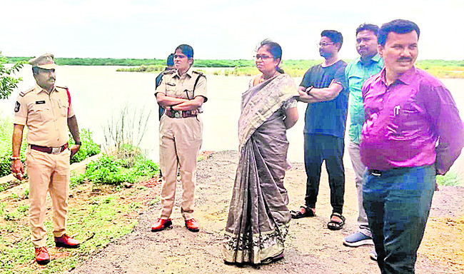 ఎడ్లంకకు నిలిచిన రాకపోకలు 1