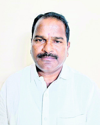 వర్షాలు లేక కష్టంగానే ఉంది
1