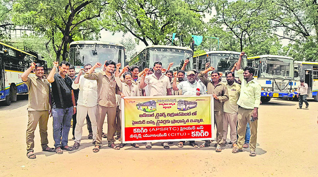 రోడ్డెక్కిన అద్దె బస్సుల డ్రైవర్లు1
