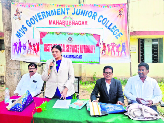 మాదకద్రవ్యాలకు దూరంగా ఉండాలి
1
