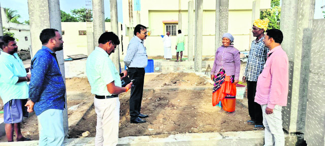 ‘అప్పులు చేసి ఇళ్లు నిర్మించుకోవద్దు’
1