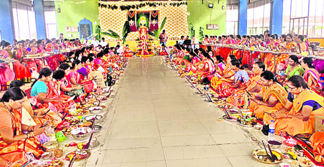 భక్తిశ్రద్ధలతో సామూహిక కుంకుమపూజలు 1