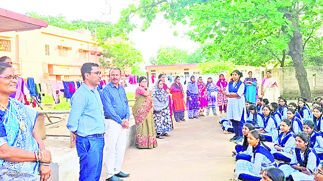 విద్యార్థినులకు నాణ్యమైన భోజనం అందించాలి1
