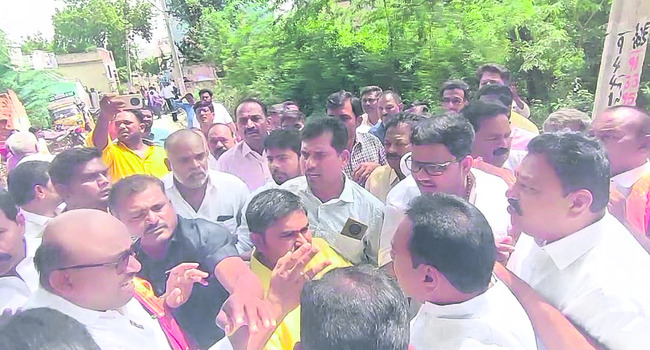 ఎమ్మెల్యే ఎదుటే చైర్మన్, మాజీ ఎంపీపీ బాహాబాహీ1