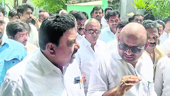 ఎమ్మెల్యే ఎదుటే చైర్మన్, మాజీ ఎంపీపీ బాహాబాహీ2