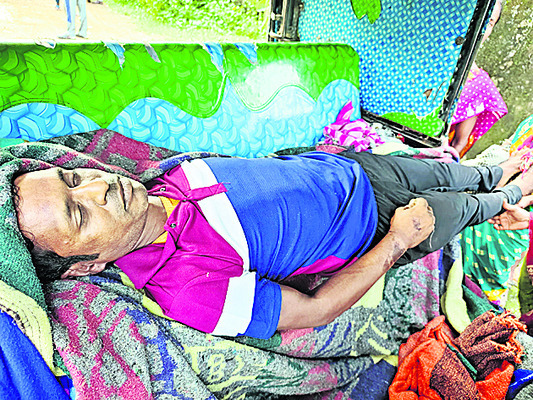 ట్రాక్టర్‌ బోల్తా పడి వ్యక్తి మృతి 1