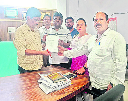 మహిళను వేధించిన ముగ్గురు అరెస్టు 1