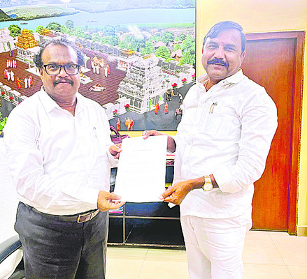 కనీస వేతనాలు అమలు చేయాలి: ఎమ్మెల్సీ అంజిరెడ్డి
2