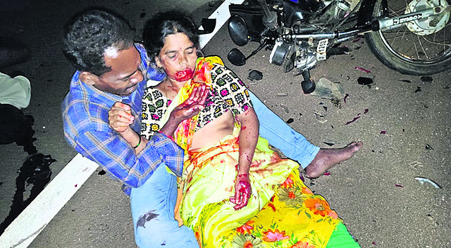 వేర్వేరు రోడ్డు ప్రమాదాల్లో ముగ్గురికి గాయాలు 1