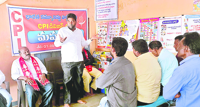 కనీస వేతనాలు అమలు చేయాలి: ఎమ్మెల్సీ అంజిరెడ్డి
3