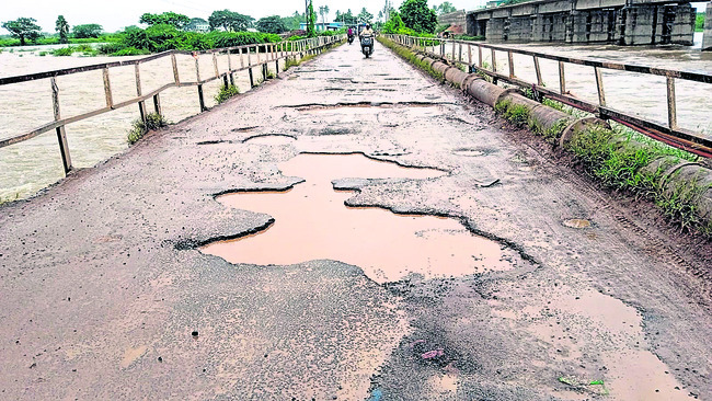 గుంతలు ఉన్నాయ్‌ జాగ్రత్త! 2