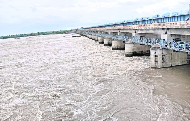 జూరాలకు పోటెత్తిన వరద 1
