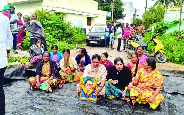 పబ్‌లో సీఐ రచ్చ.. సస్పెండ్‌  1