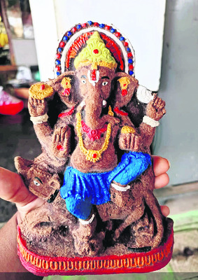 ఆవుపేడ పొడితో గణపతి విగ్రహాలు1