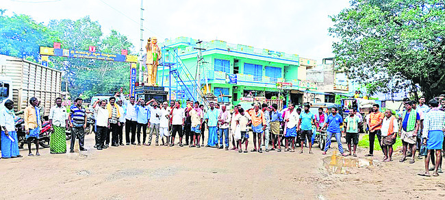 వానలోనూ రైతుల క్యూ..2