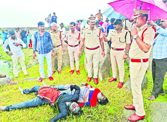 మృత్యువులోనూ వీడని స్నేహం..1