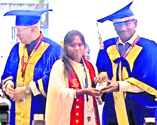 గోల్డ్‌ మెడల్‌  అందుకున్న అశ్విని  
1